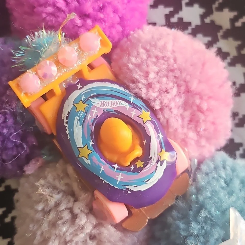 Hot Wheels Colorful Pom Pom Wreath with Toy Accents